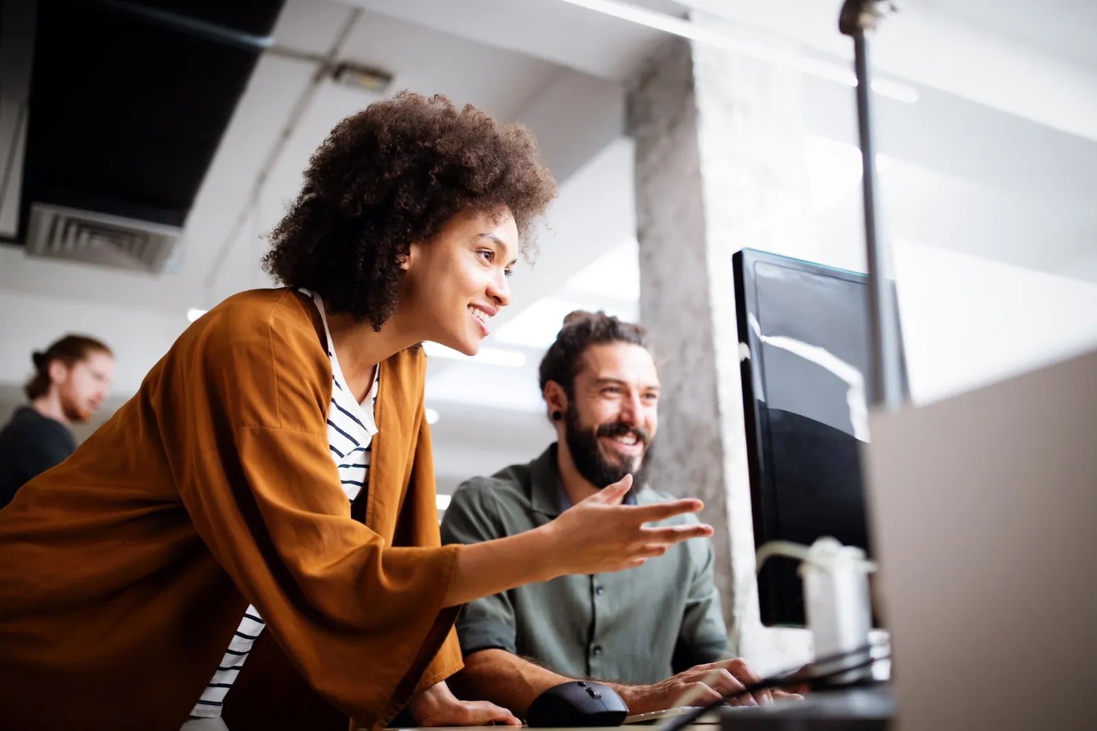 Contact Center Agent Working Alongside AI Tools | InteLogix